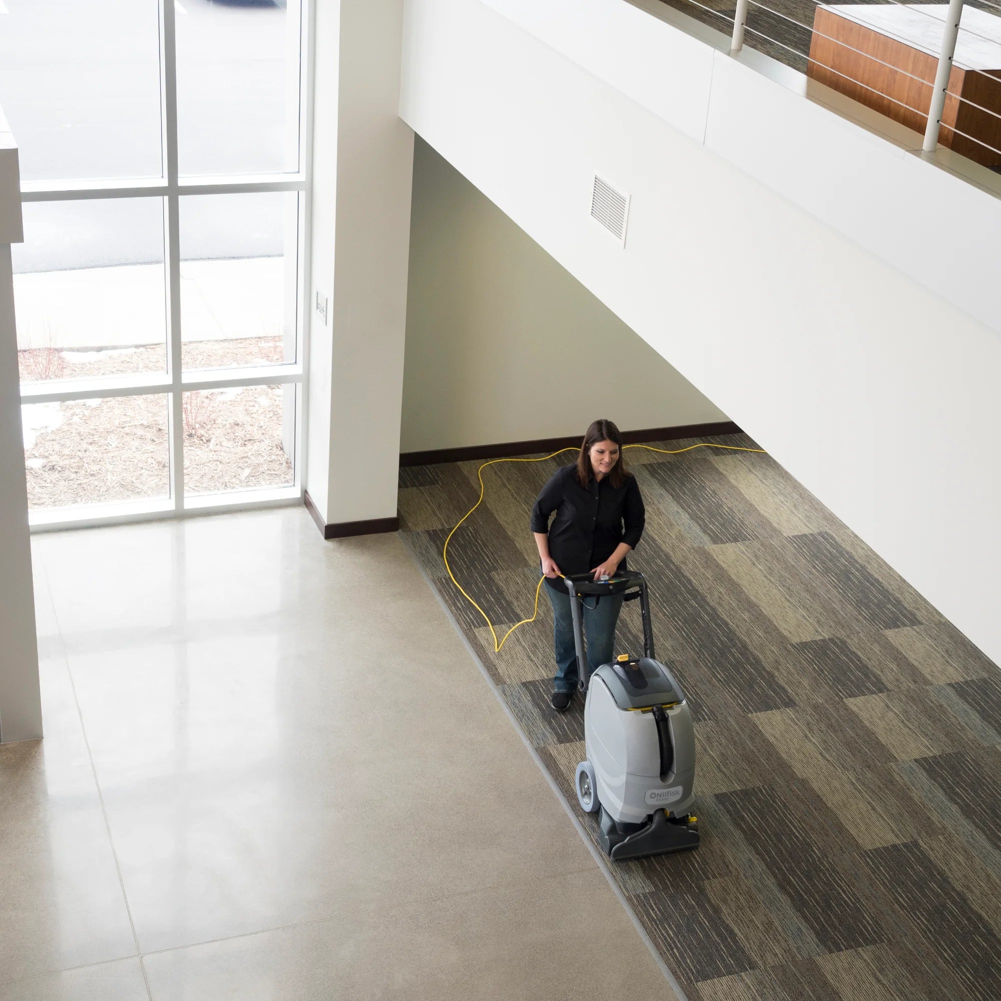 Operator extracting lobby carpet with the ES300 XP