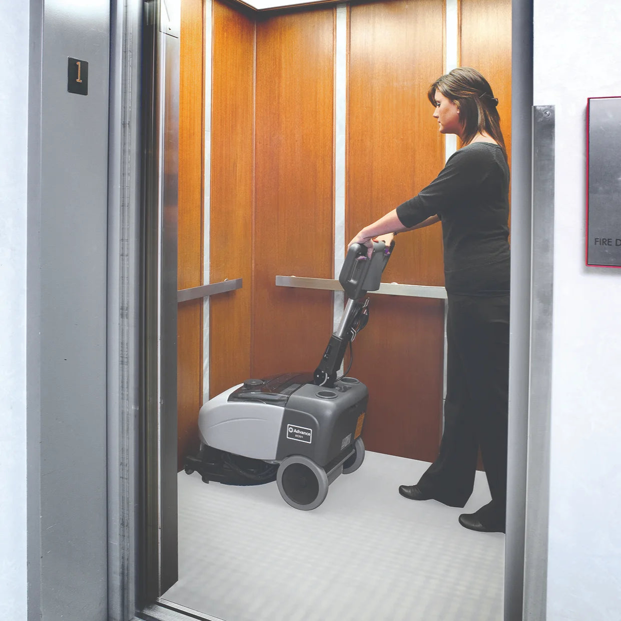 Cleaning an elevator floor with the SC351