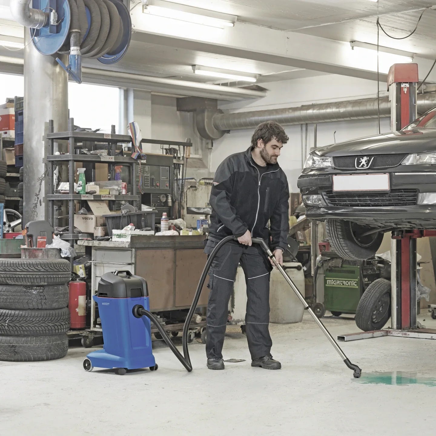 Clarke Maxxi II 35 wet/dry vacuum in use in an auto shop