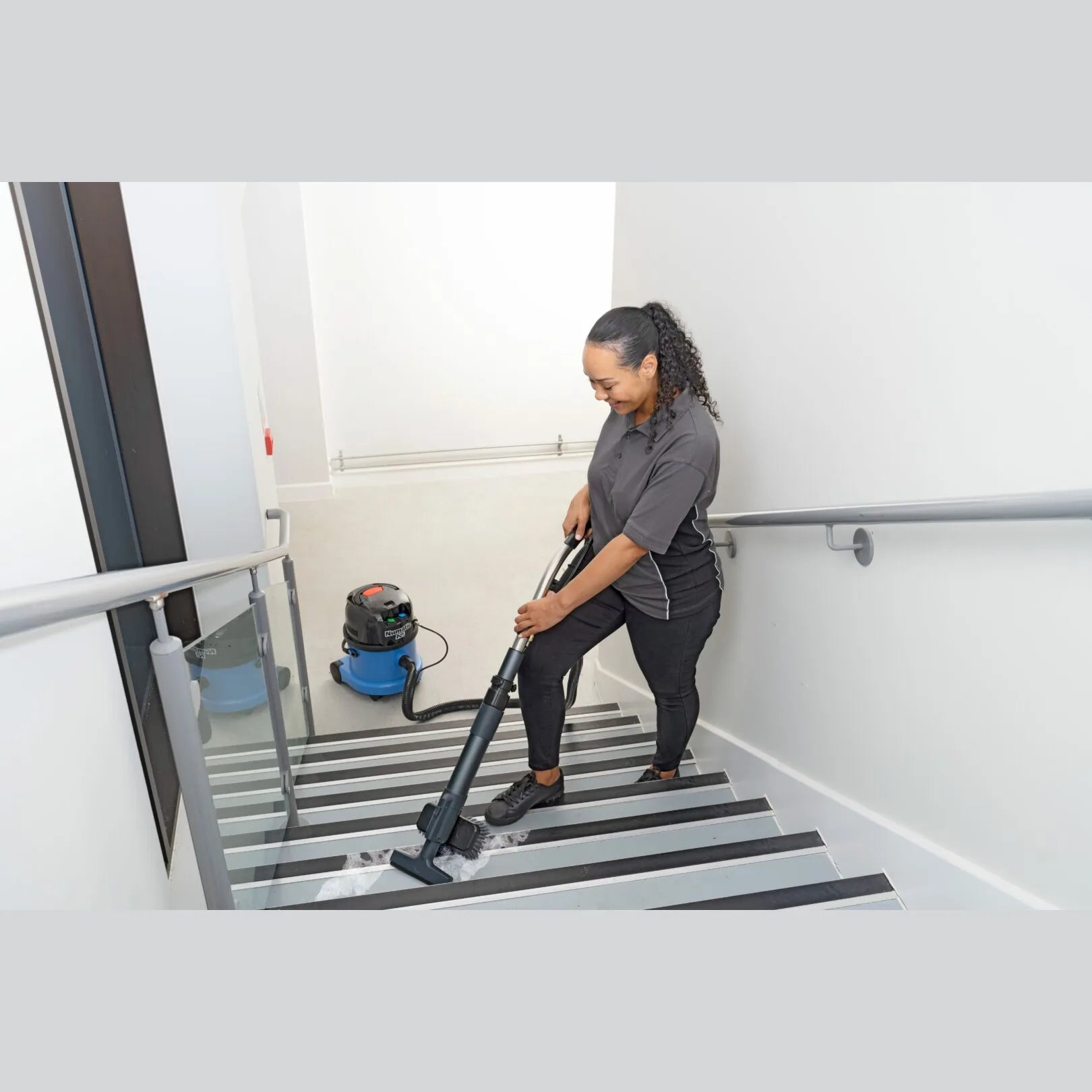 CTB 370NX cleaning carpeted stairs with no cord to manage