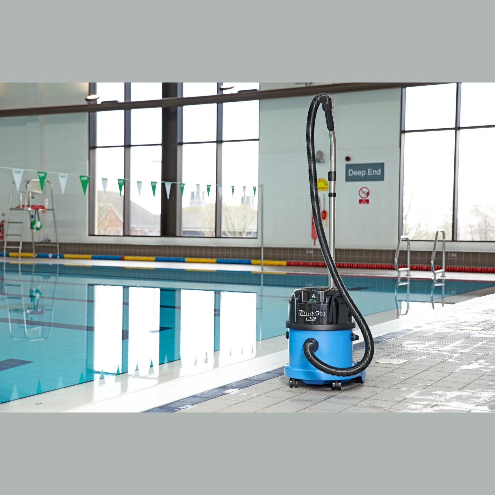 Cleaner using the cordless WVB 370NX to pick up a spill in a commercial space