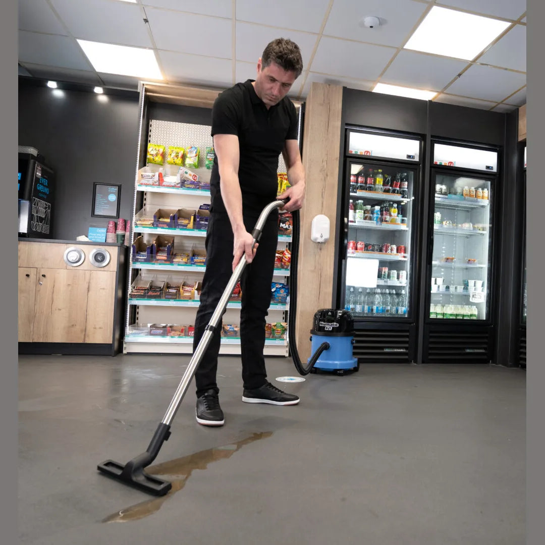 Operator working with the WVB 370NX cordless wet/dry vacuum