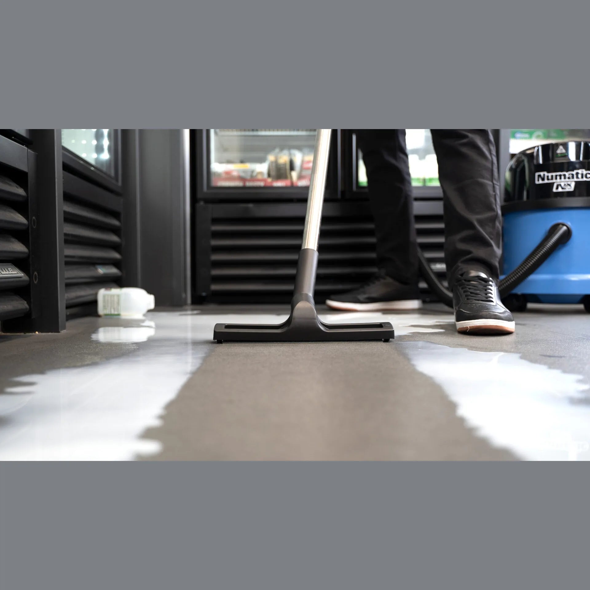WVB 370NX wet floor tool pulling water off a hard floor