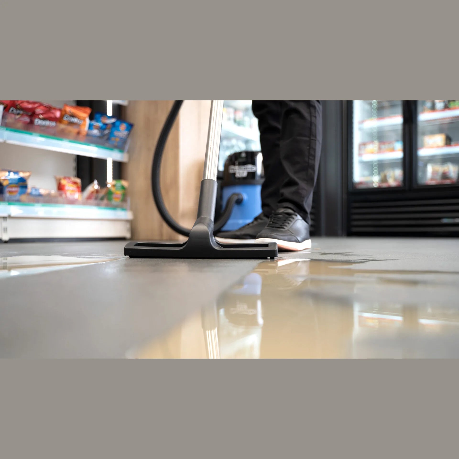 Close view of the WVB 370NX floor tool on a wet floor
