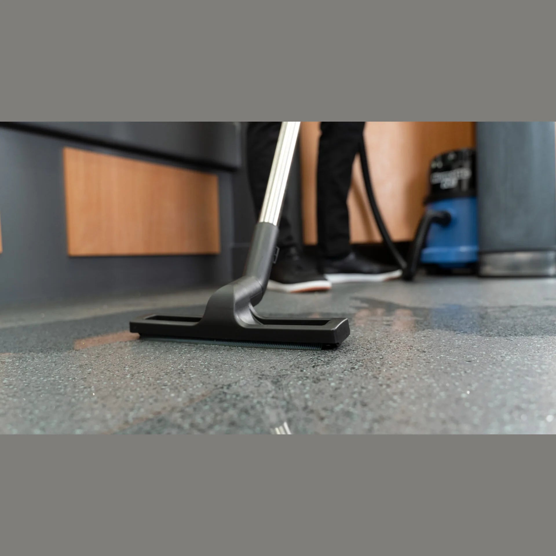 WVB 370NX floor tool cleaning along a floor edge
