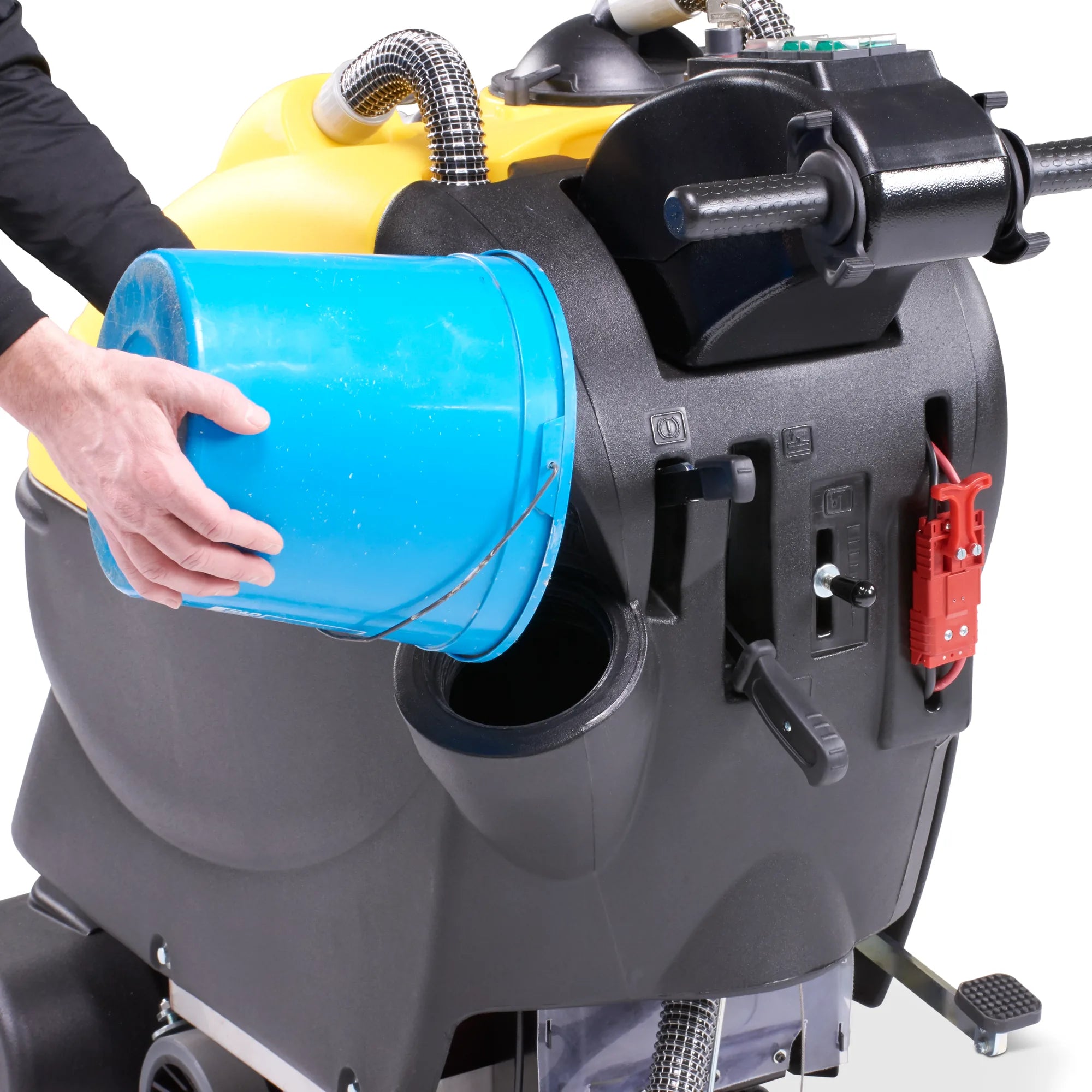 Filling the Tornado BR 22/14 cylindrical walk-behind scrubber solution tank